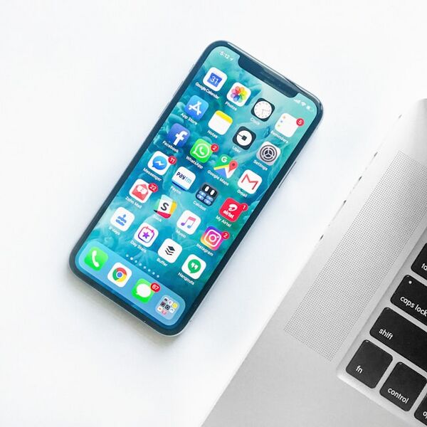 File:Smartphone screen observation.jpg
