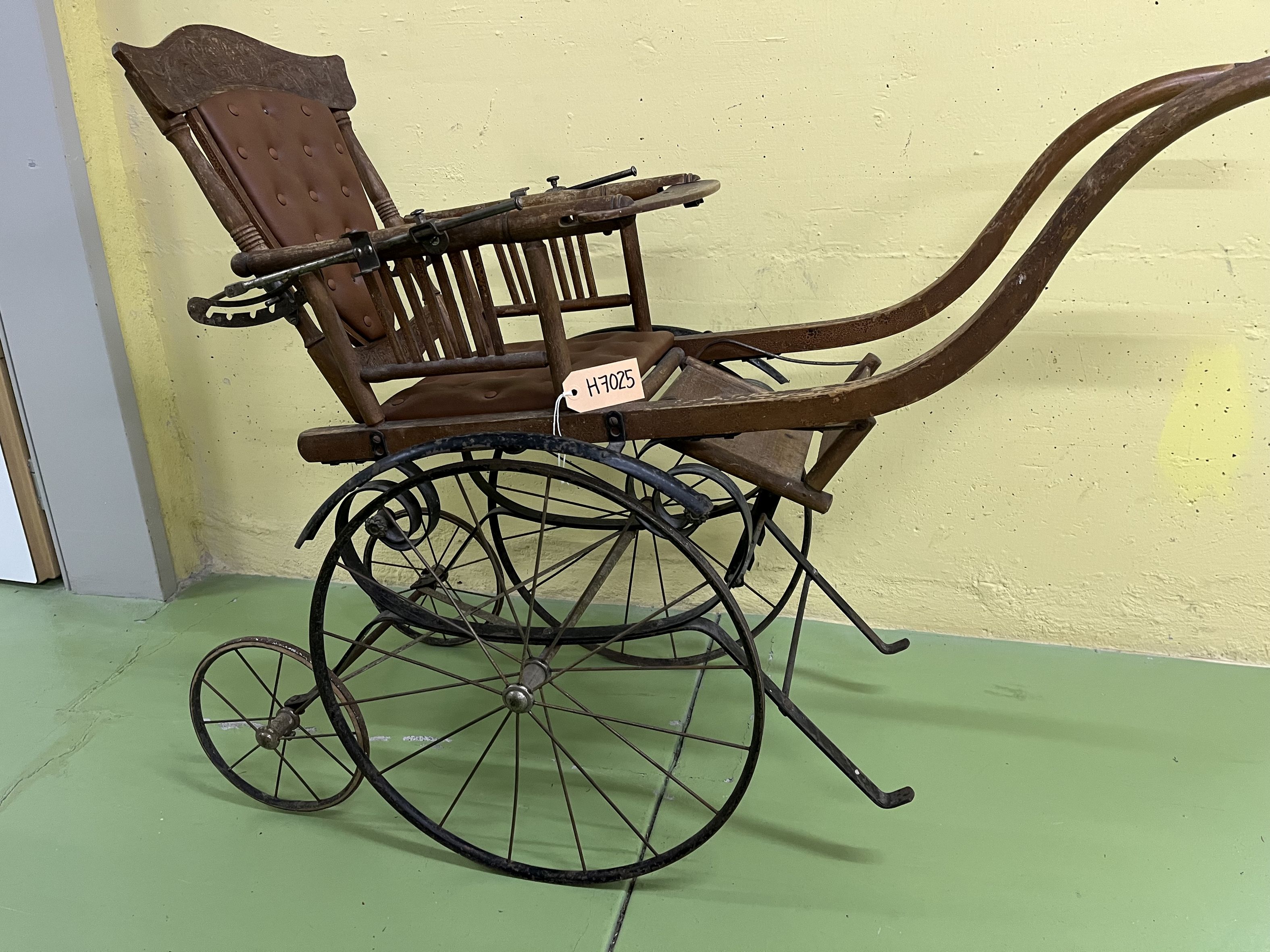 Foto oder Abbildung des Sammlungsobjekts „Kinderwagen“
