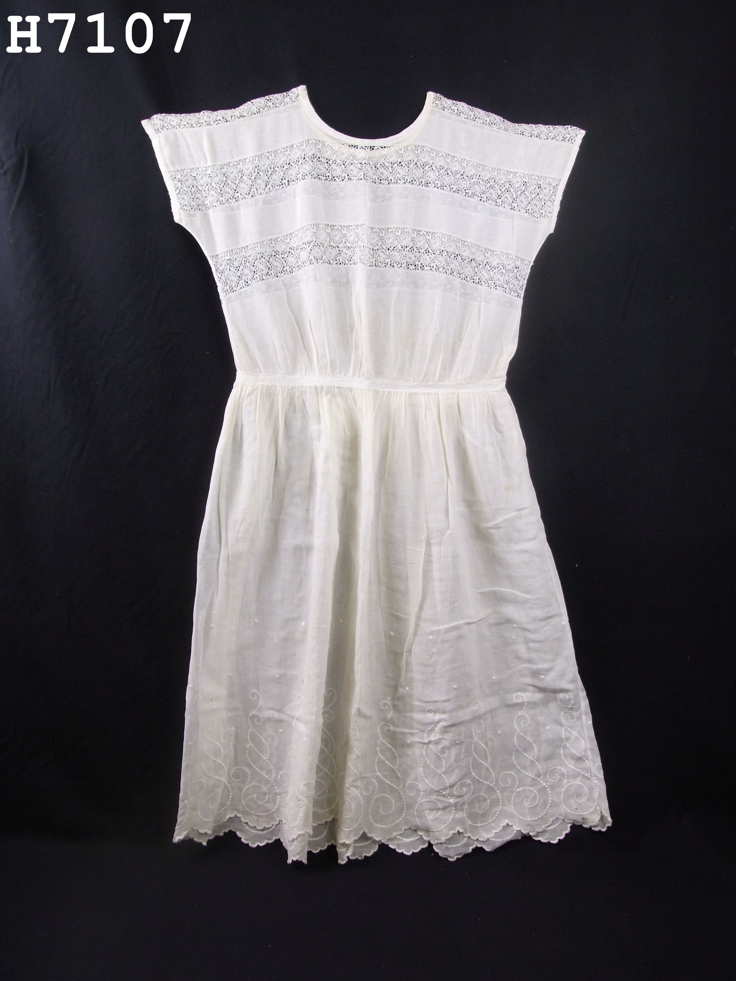 Foto oder Abbildung des Sammlungsobjekts „Frauenunterkleid“