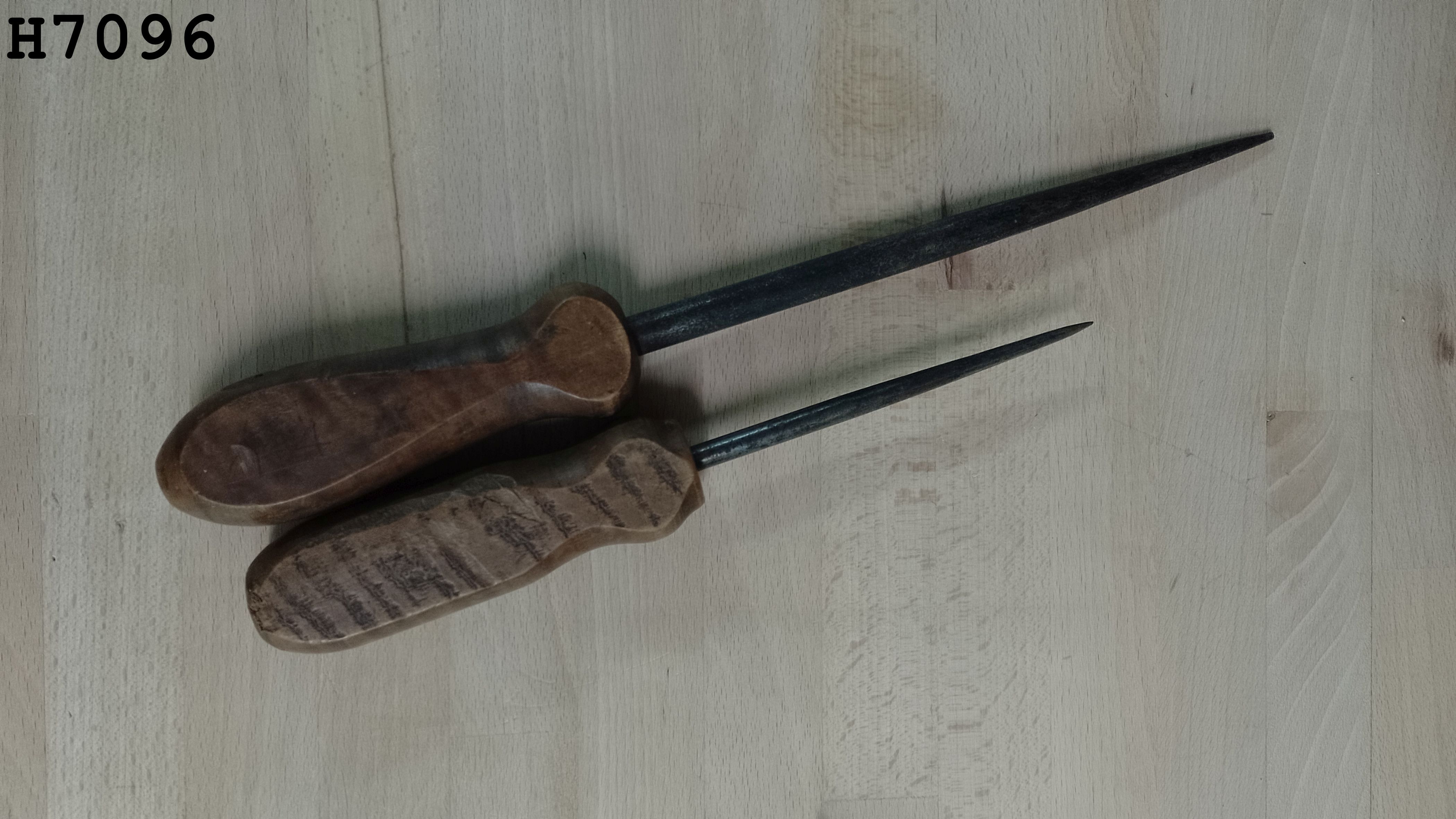 Foto oder Abbildung des Sammlungsobjekts „Zwei Korber-Ahlen“