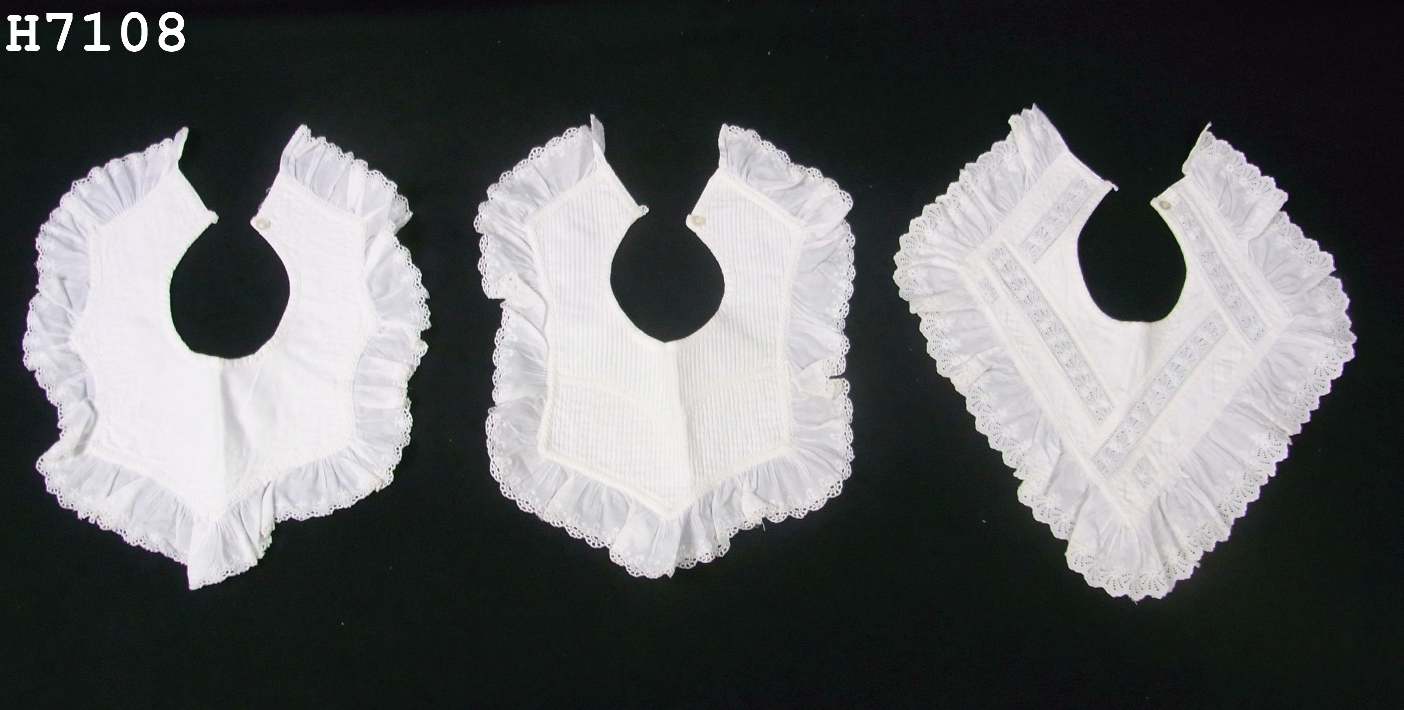 Foto oder Abbildung des Sammlungsobjekts „3 Kinderkrägli, Kinderlätzli“