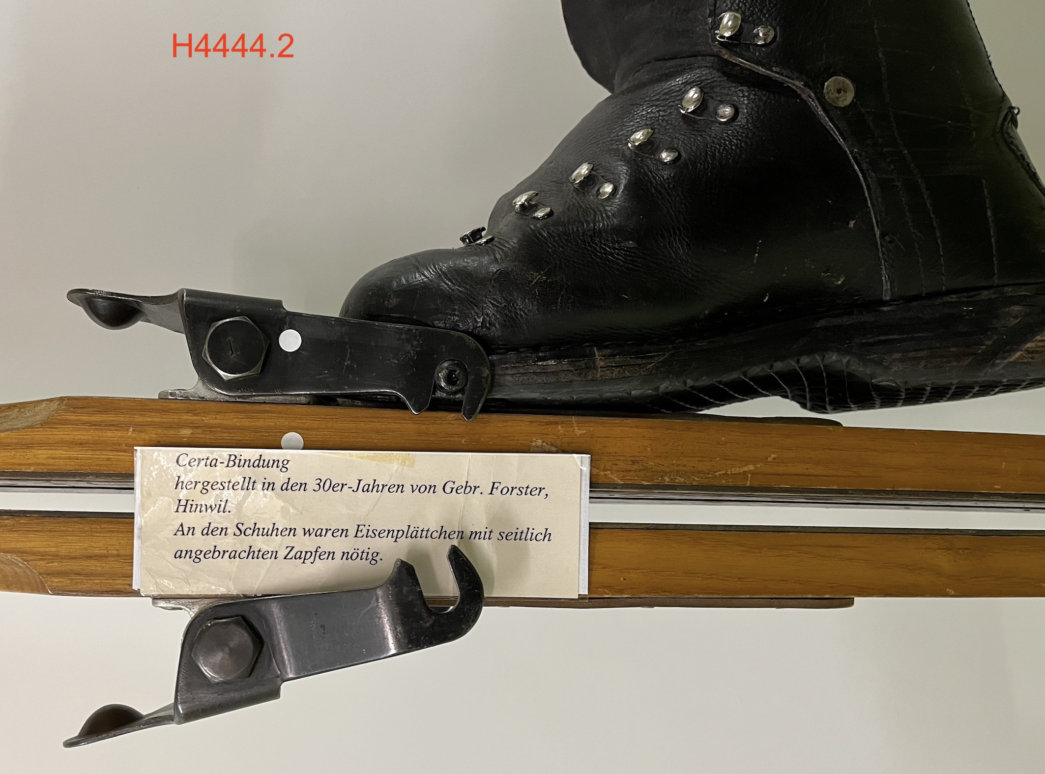 Foto oder Abbildung des Sammlungsobjekts „Holzskis Heusser mit Certa-Bindung der Firma Gebrüder Forster“