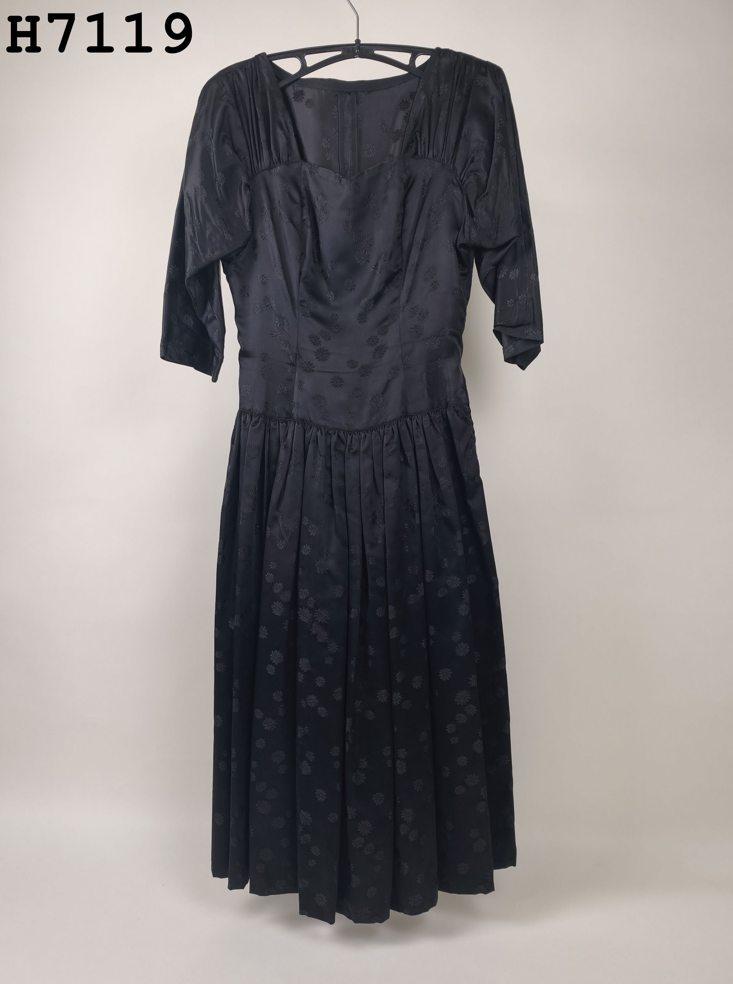 Foto oder Abbildung des Sammlungsobjekts „Schwarzes Kleid“