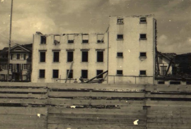 Datei:19540714 Bezirksgebäude Hinwil Abbruch.jpg