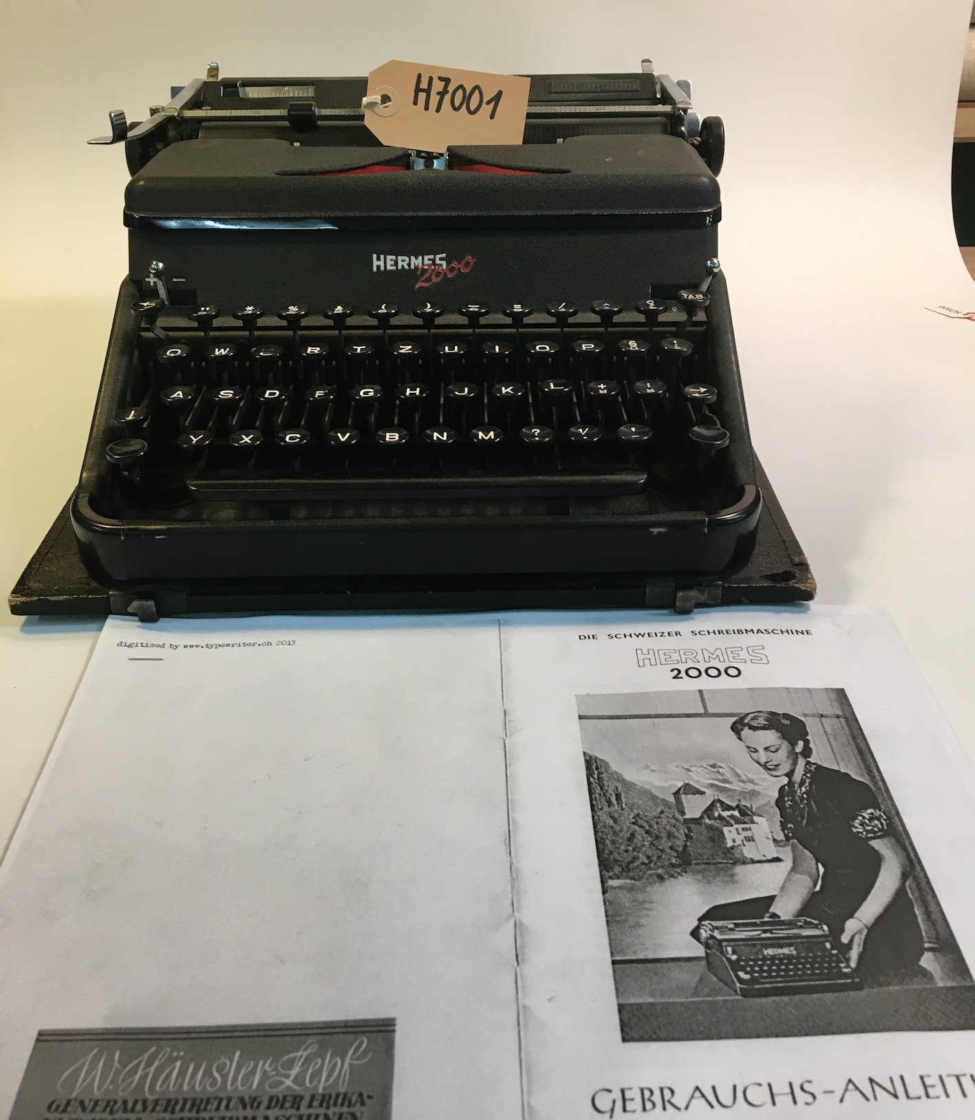 Foto oder Abbildung des Sammlungsobjekts „Schreibmaschine Hermes 2000“