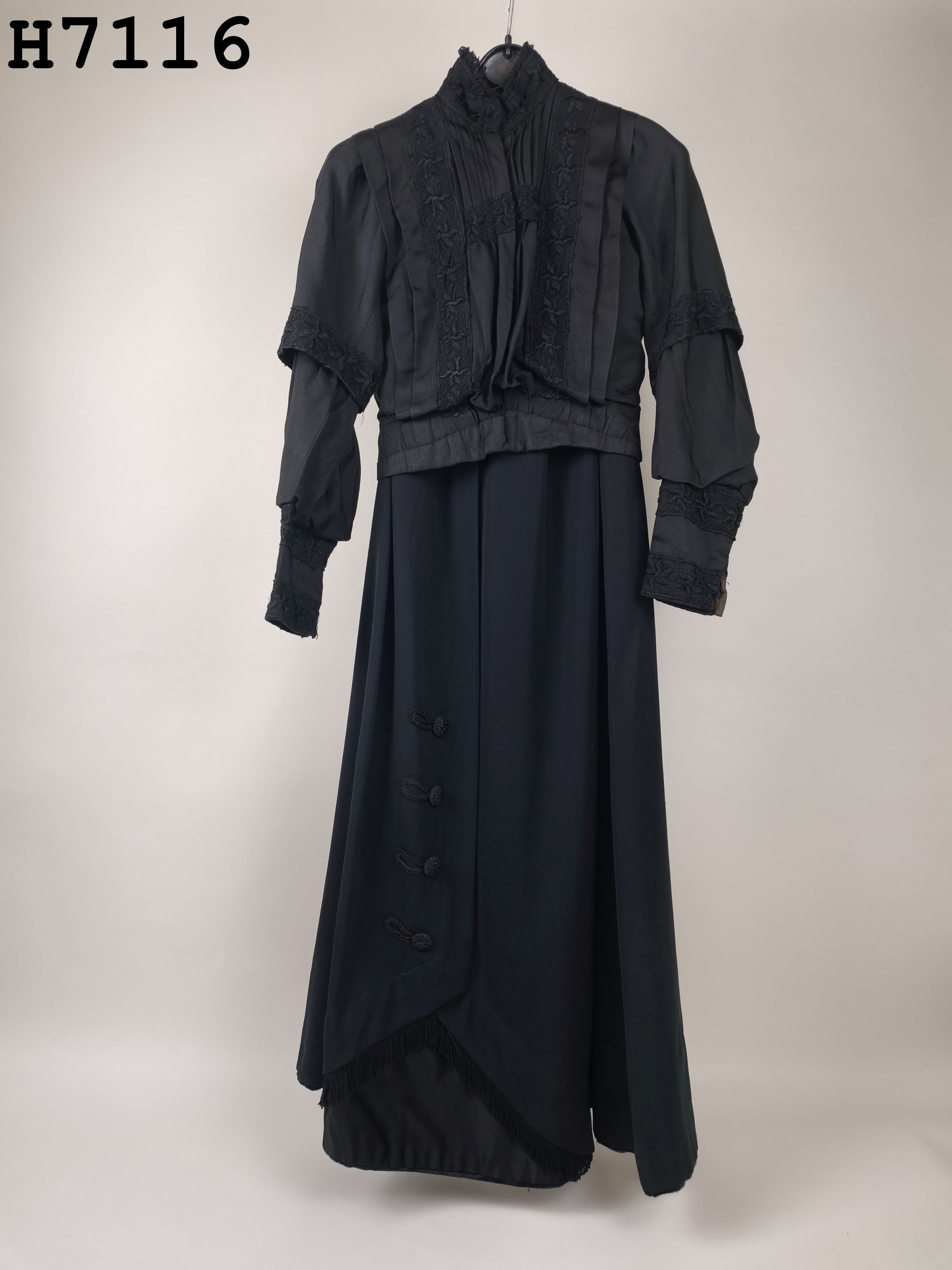 Foto oder Abbildung des Sammlungsobjekts „Viktorienkleid“