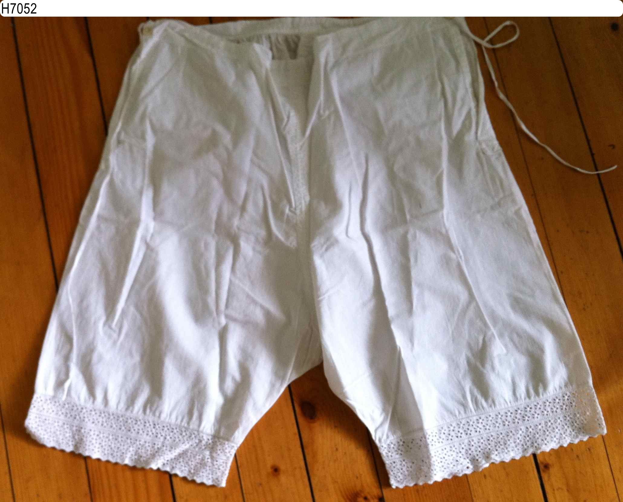 Foto oder Abbildung des Sammlungsobjekts „Unterhose für Frauen“