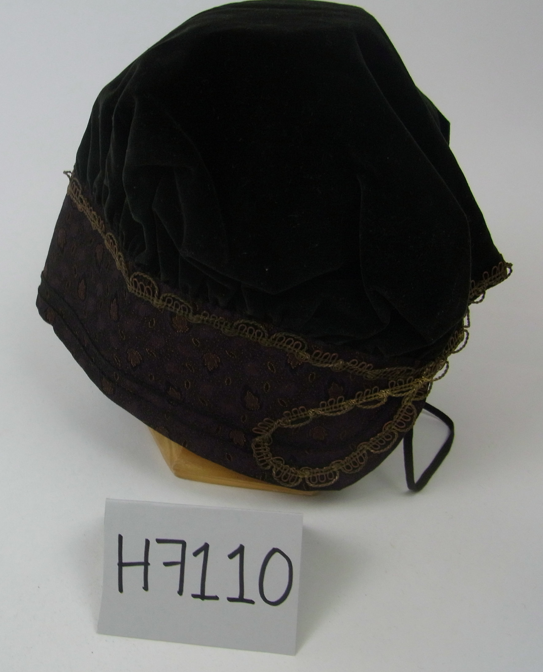 Foto oder Abbildung des Sammlungsobjekts „Schwarze Samthaube“