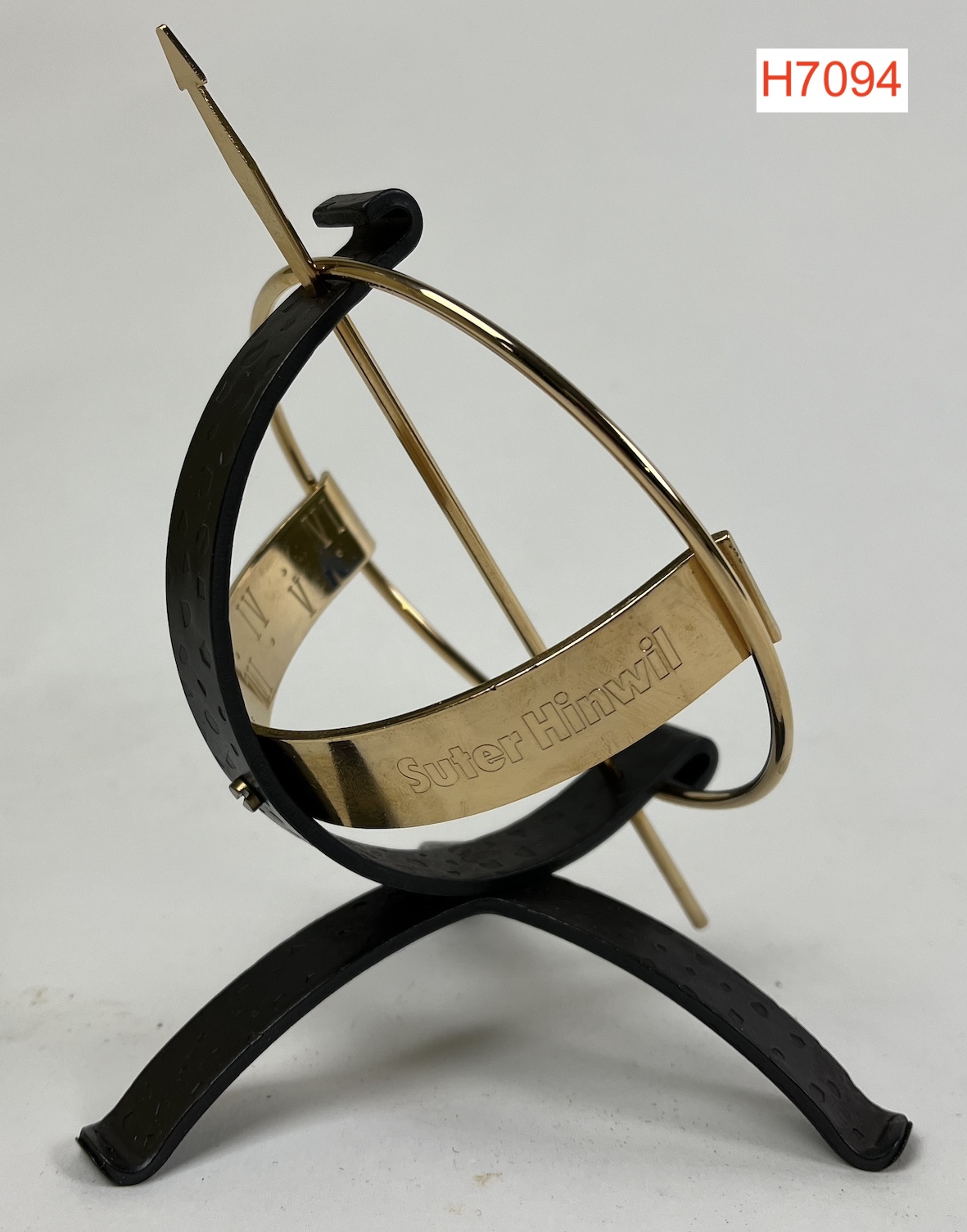 Foto oder Abbildung des Sammlungsobjekts „Sonnenuhr-Modell der Firma J. Suter & Cie. AG“