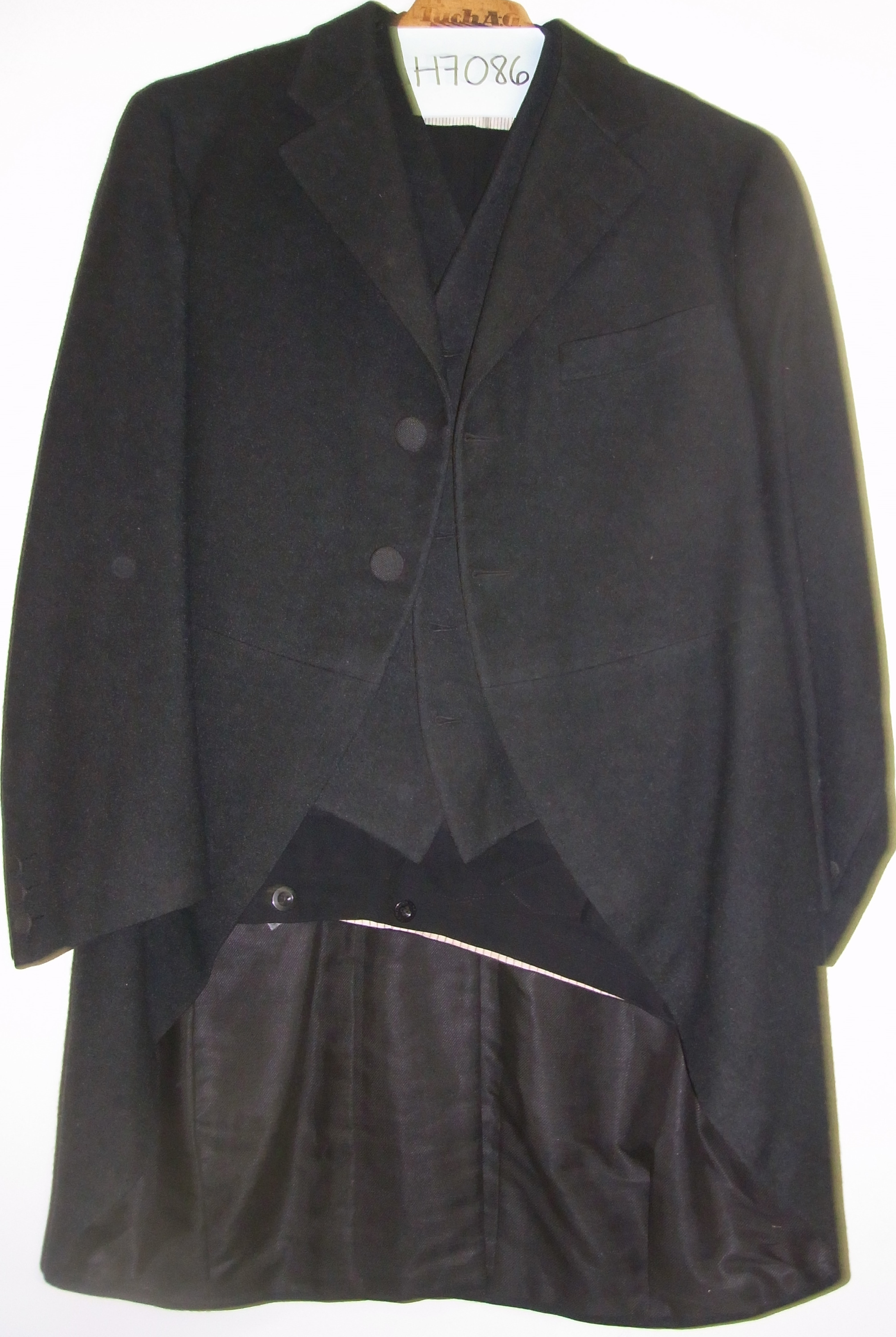 Foto oder Abbildung des Sammlungsobjekts „Anzug mit Frack, Hose und Gilet“