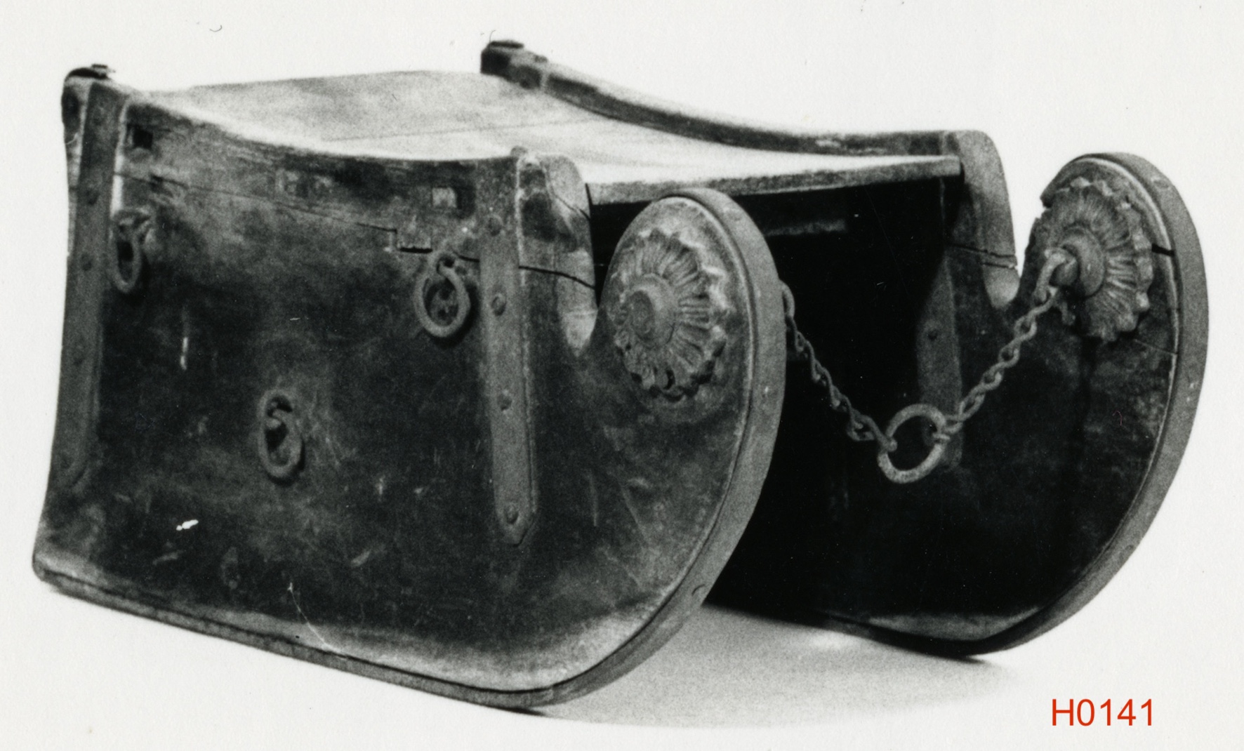 Foto oder Abbildung des Sammlungsobjekts „Brettkufenschlitten mit Rosetten (Füdlitrucke)“