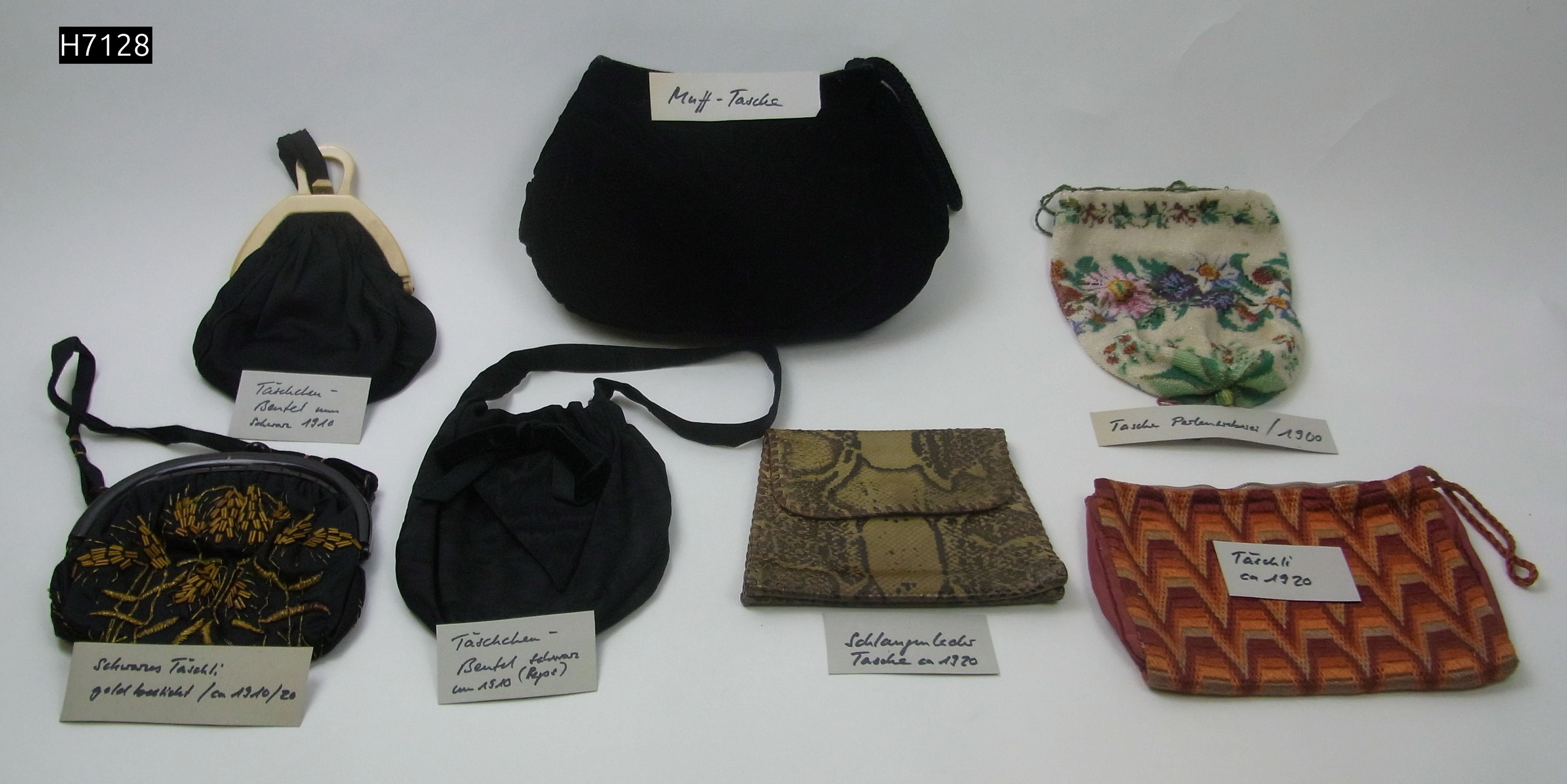 Foto oder Abbildung des Sammlungsobjekts „Verschiedene kleine Handtaschen“