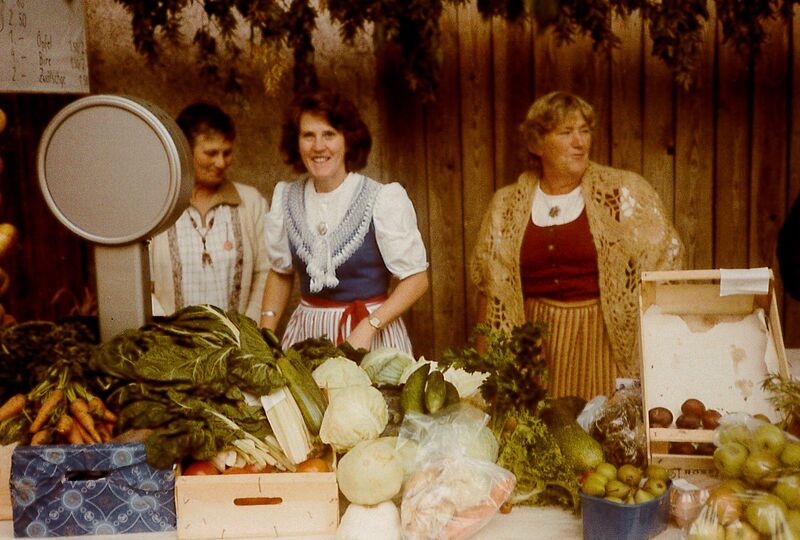 Datei:19870926 Herbstmärt Gemüsestand.jpg
