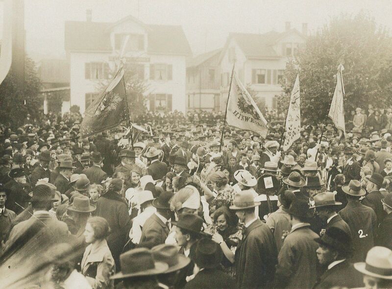 Datei:19261003 Bahnjubiläum Umzug Dürntnerstrasse Hinwil.jpg