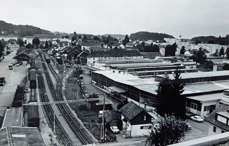 Datei:19791000 Bahnanlage Hinwil und Bührer-Werkanlage.jpg