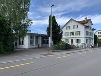 Bachtelstrasse 8 (links) mit Wohnhaus Bachtelstrasse 6, 2025.