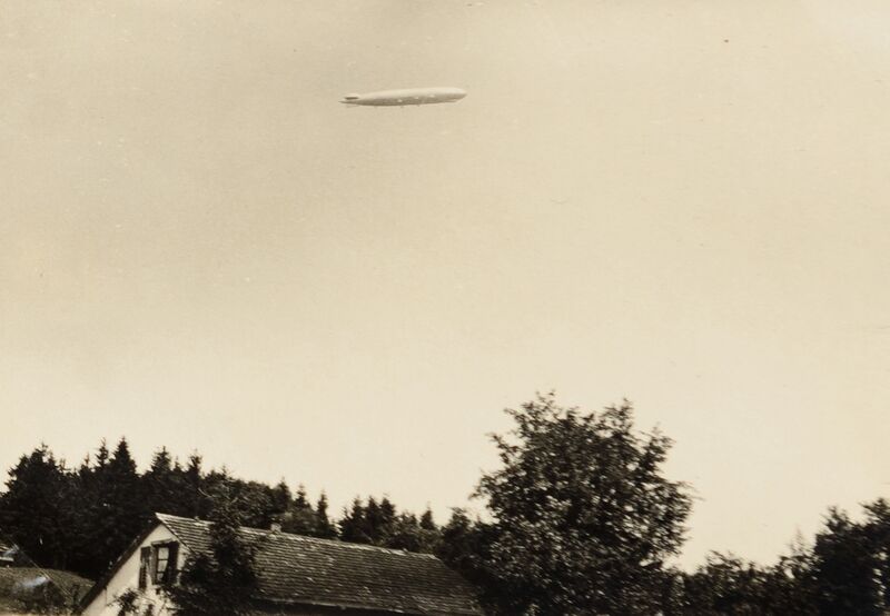 Datei:118 Zeppelin über Hinwil, 1930.jpg