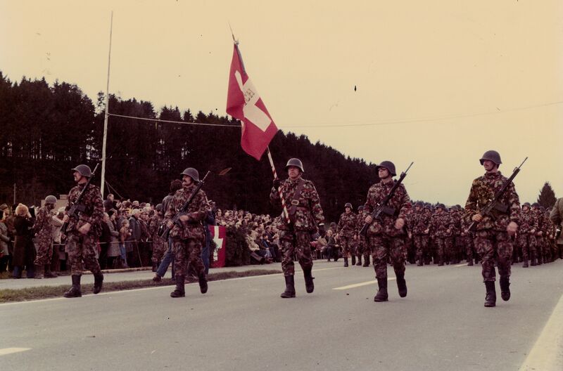 Datei:19761202 Vorbeimarsch Bossikon Fusstruppen.jpg
