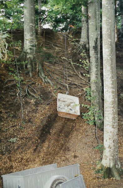 Datei:20030902 Ruine Bernegg Zivilschutz Seilwinde.jpg