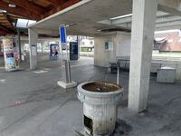 Bahnhof Hinwil, Brunnen, WC, Billettautomat
