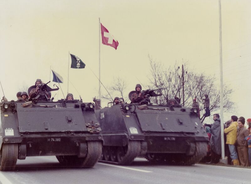 Datei:19761202 Vorbeimarsch M 113.jpg