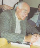 Albert Walder (1923–2007) signiert sein Fotobuch, 2001