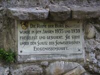 Gedenktafel zur Neuerrichtung der Burgruine Bernegg von 1939