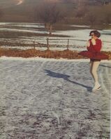 Dora Neukom mit dem roten Plisséee-Jupe auf dem Hubweiher