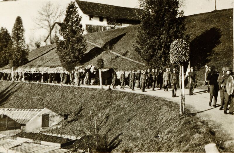 Datei:19421200 Trauerzug Reinhold Schmid.jpg