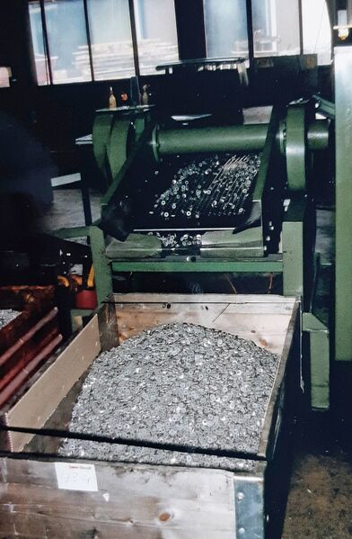 Datei:19940606 Rondellen-Stanzmaschine.jpg