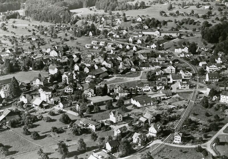 Datei:19510000 Dorfkern Hinwil Luftbild.jpg