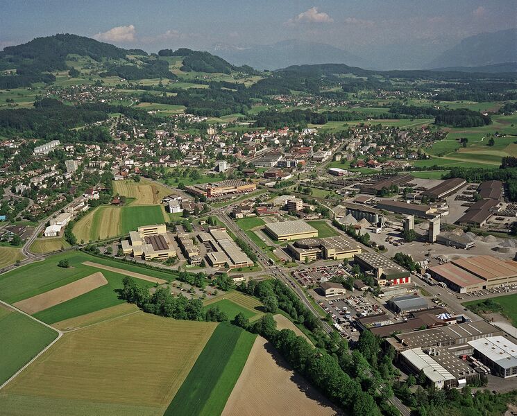 Datei:19970500 Luftbild Hinwil Industriegebiet Bachtel.jpg