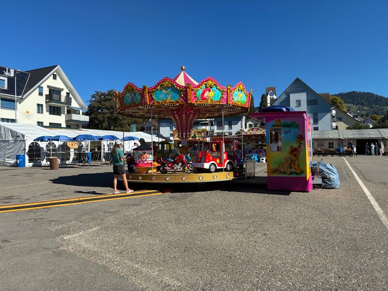 Datei:20260926 Gemeindeplatz Hinwil Herbstfest.jpeg
