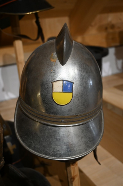 Datei:20250504 Feuerwehr-Kammhelm Hinwil.JPG