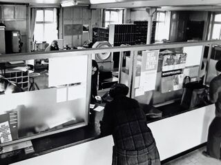 In der Schalterhalle des alten Postbüros, 1976