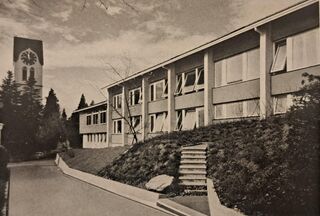 Das Schulhaus und Kirchgemeindehaus Felsenhof um 1961