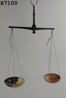 Zwei Hängewaagen und Gewichtssteine