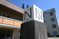 Logo-Stele des ehemaligen Musikgeschäfts Nyffeler, 2026