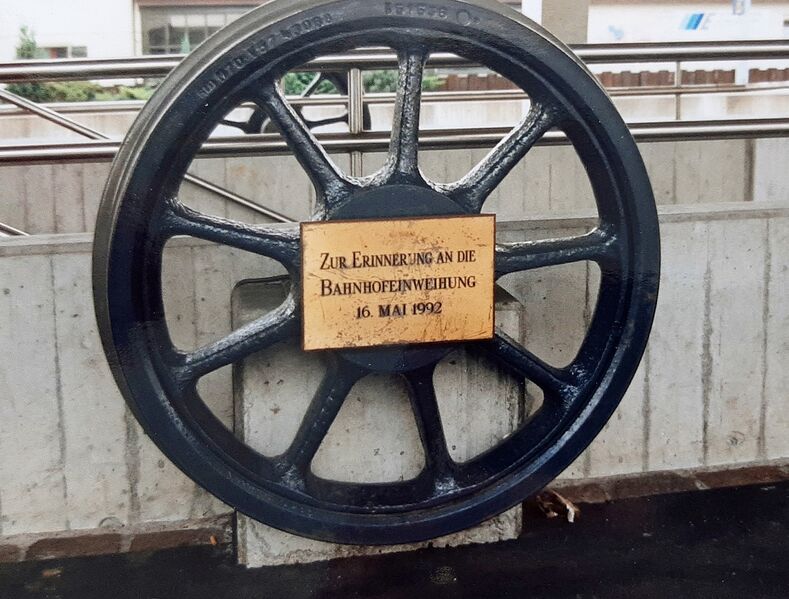 Datei:19921007 Gedenkrad zur Bahnhofeinweihung.jpg