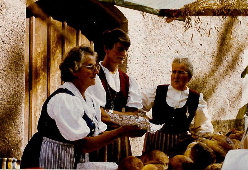 Datei:19810926 Herbstmärt Landfrauen.jpg