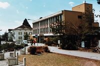 Neues und dahinter altes Postgebäude, 1987