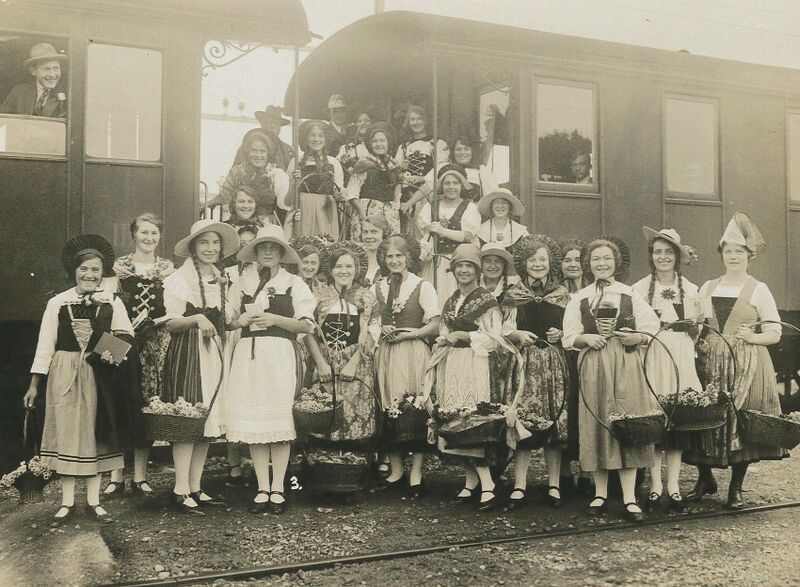 Datei:19261003 Bahnjubiläum Frauengruppe in Trachten.jpg
