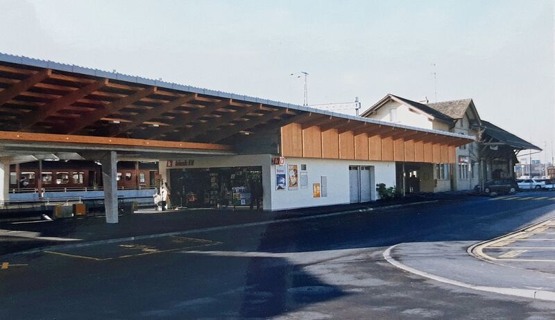 Datei:19921200 Bahnhofgebäude Hinwil.jpg