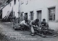 Vor der Velowerkstatt von <i>Göpf</i> Kägi, ca. 1950