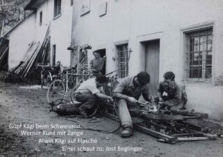 Vor der Velowerkstatt von <i>Göpf</i> Kägi, ca. 1950