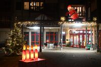 Eingangsbereich des Schättiheims mit Weihnachtsdeko, 2025