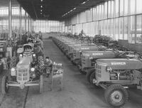 Montagehalle der Traktorenfabrik Bührer AG, 1957