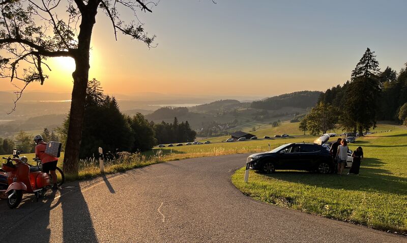 Datei:20260812 Publikum Sonnenfinsternis Eggstrasse Hinwil.jpeg