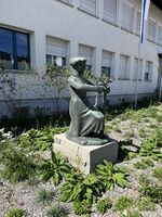 Bronzefigur vor dem Gemeindehaus, 2024