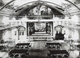 Hotel Bachtel, Saal und Bühne, ca. 1900